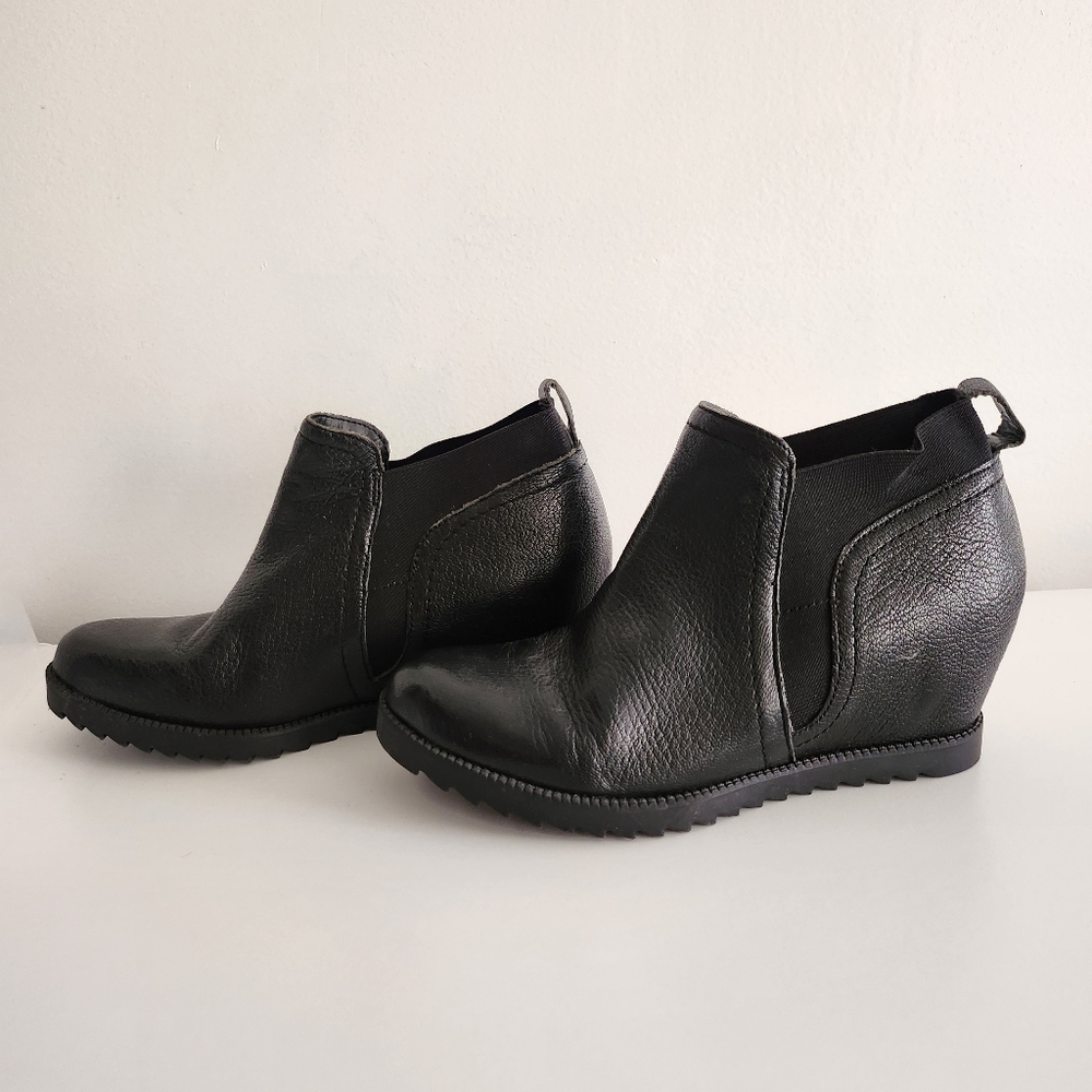 Naturalizer Black Wedge Ankle Boot Size 6.5